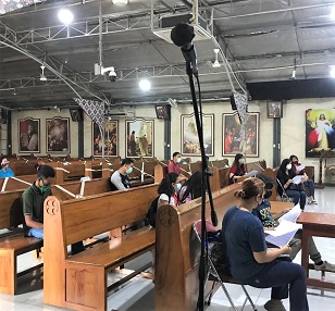 Para Katekumen sangat tekun dan menyimak pelajaran yg diberikan dalam tends gedung gereja--